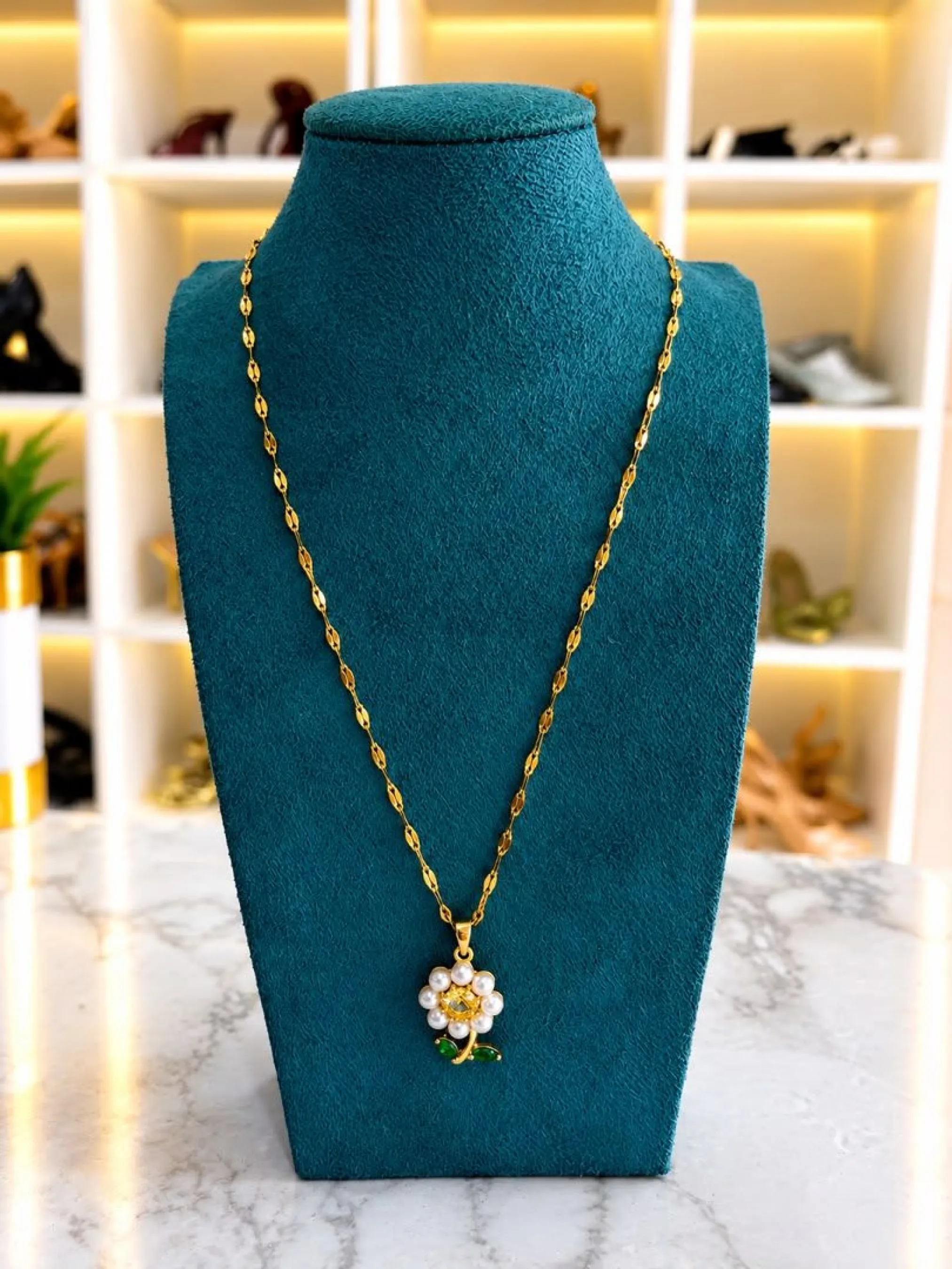 Collier dorée à fleur