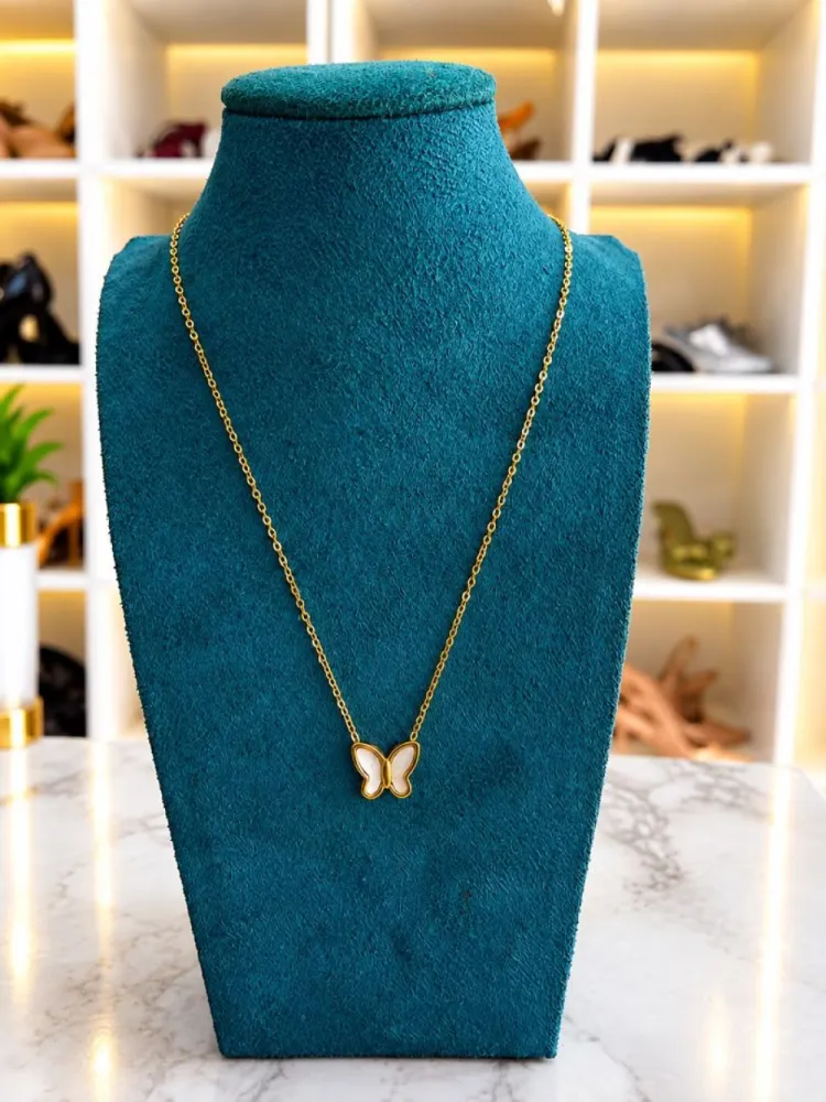 Collier doré pendentif papillon