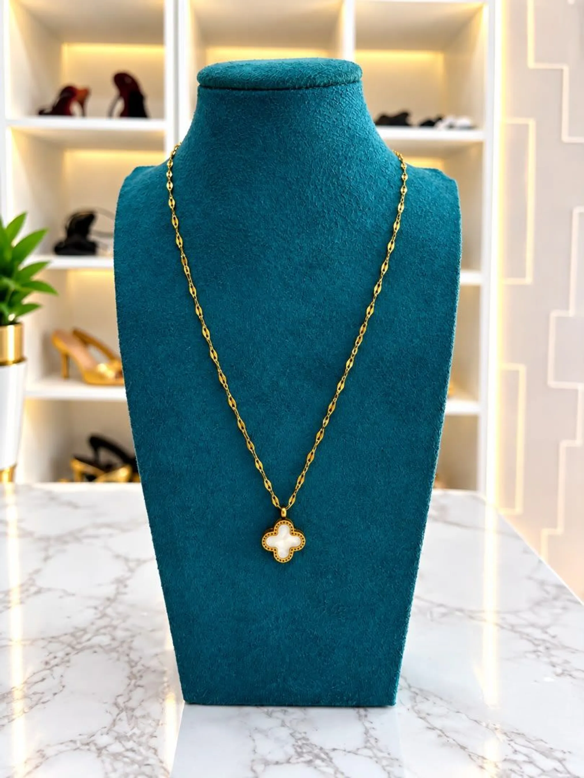 Collier doré en forme de trèfle blanc