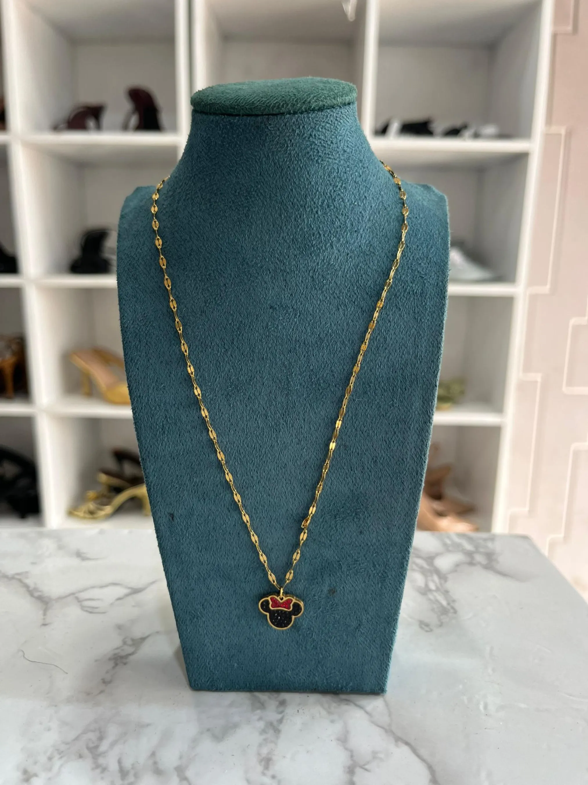 Collier doré à pendentif