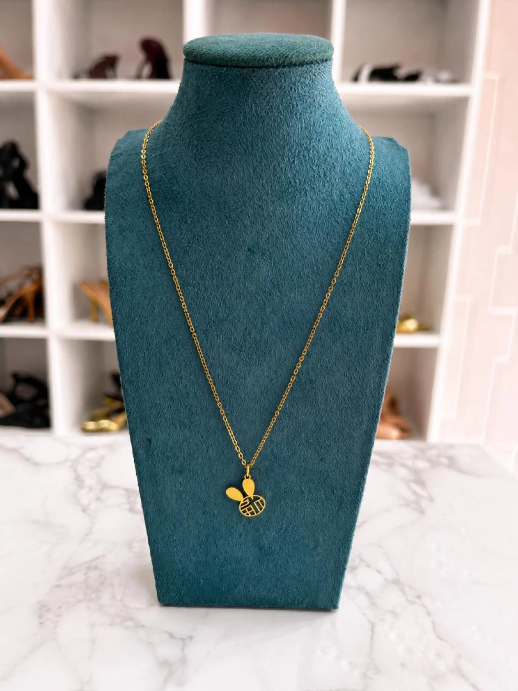 Collier doré à pendentif en forme de tete de lapin