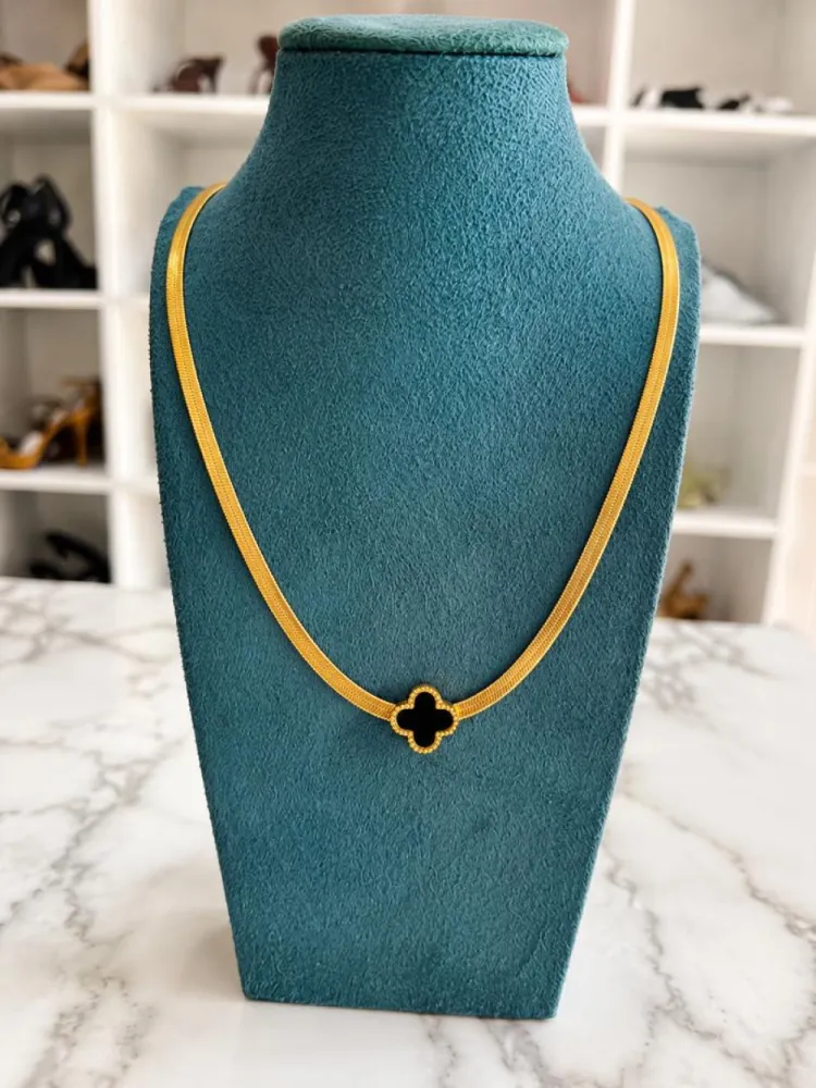 Collier ras de cou doré à chaine plate
