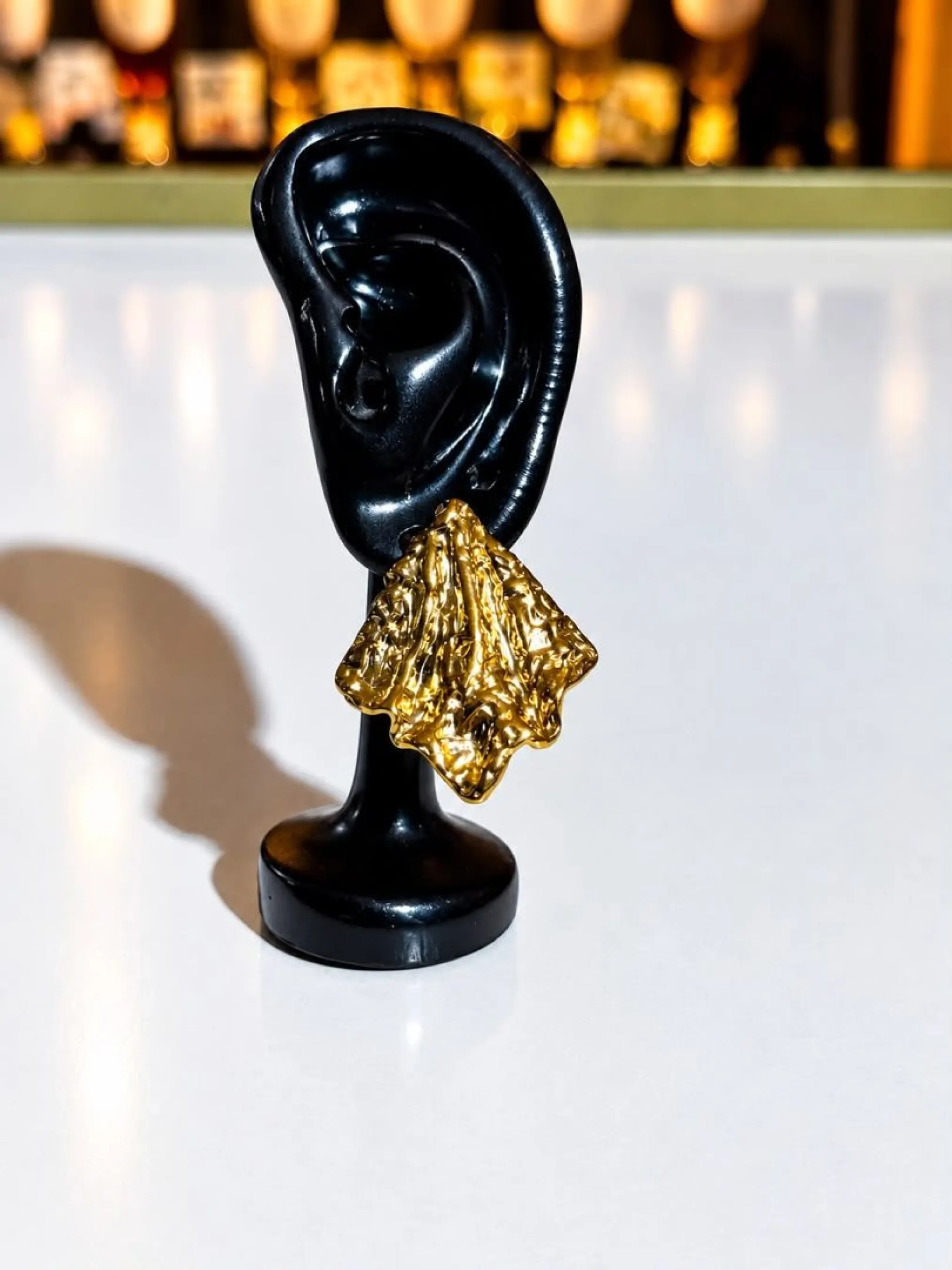 Boucle d'oreille dorée pyramidale