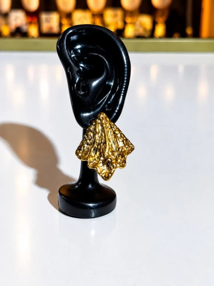 Boucle d'oreille dorée pyramidale