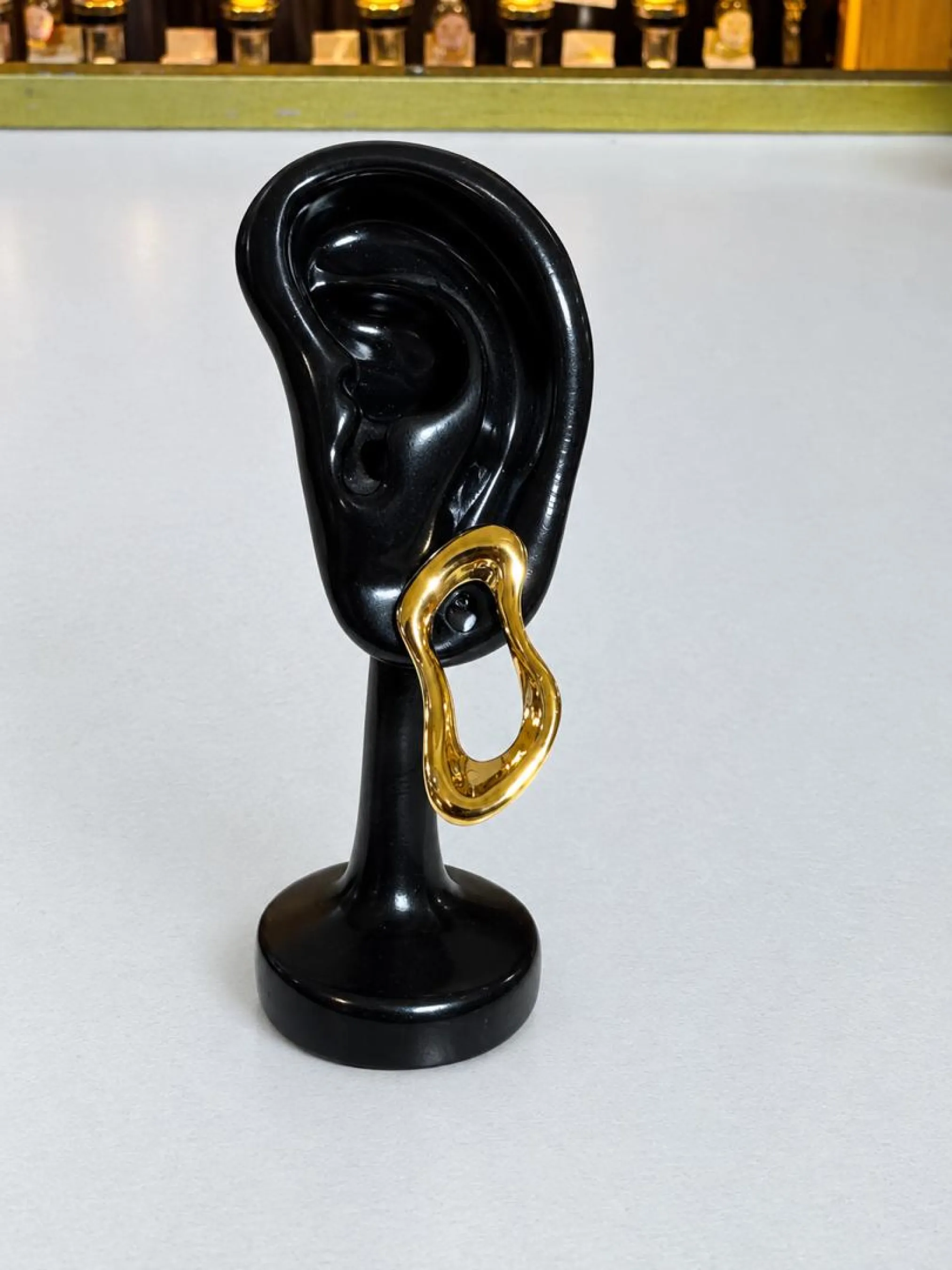 Boucle d'oreille dorée forme organique