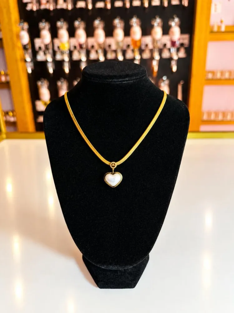 Collier doré coeur blanc