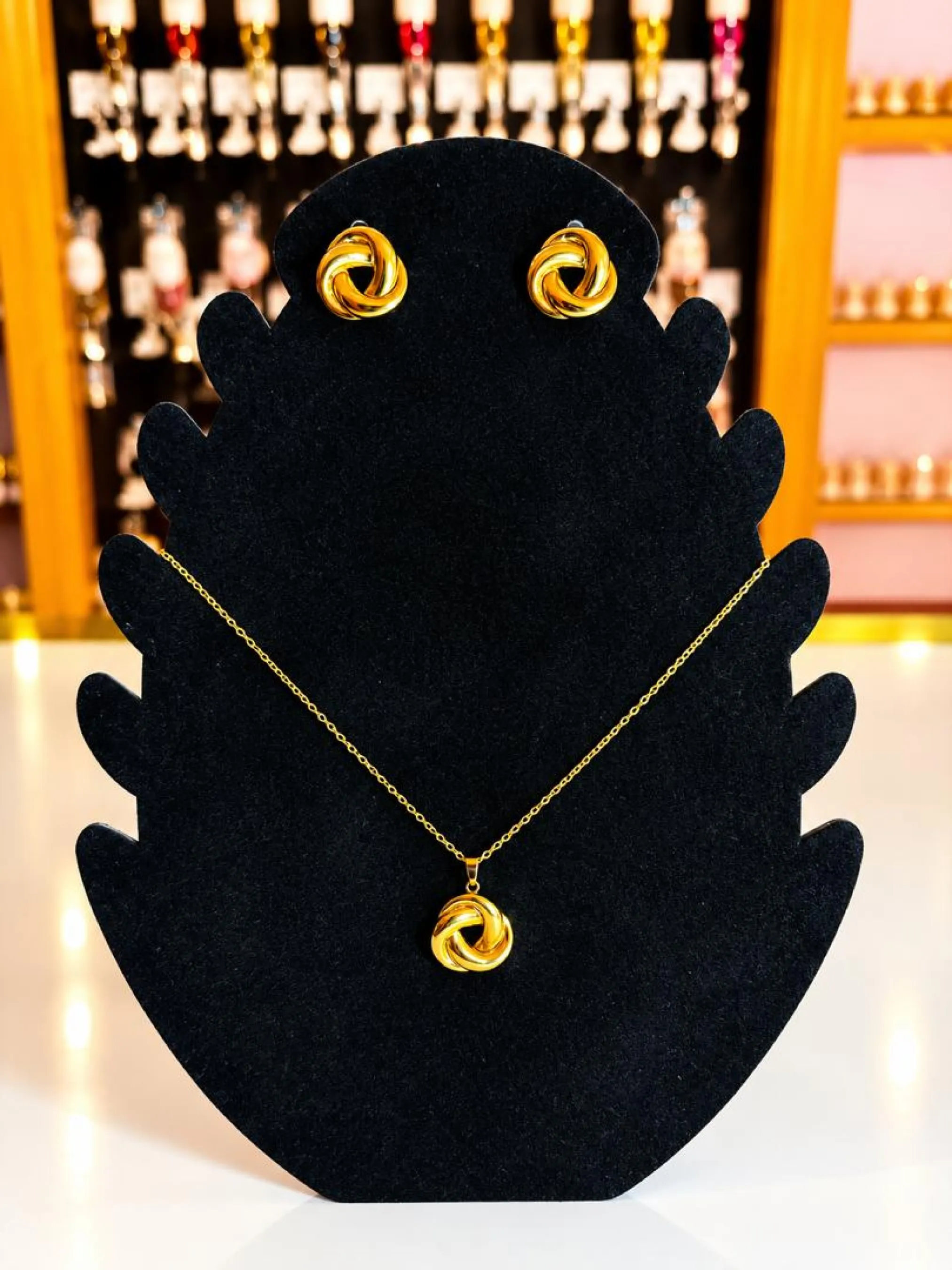 Ensemble chaine boucle dorée noeud d'amour entrelacé