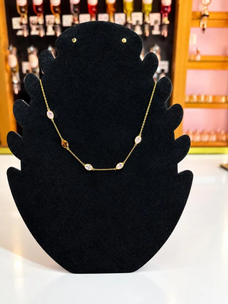 collier doré orné de pierres taillées en marquise