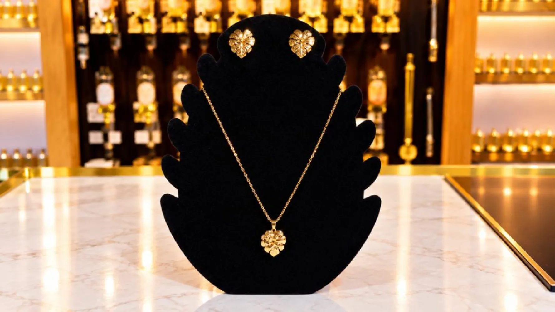 Ensemble chaine dorée boucle feuille travaillée