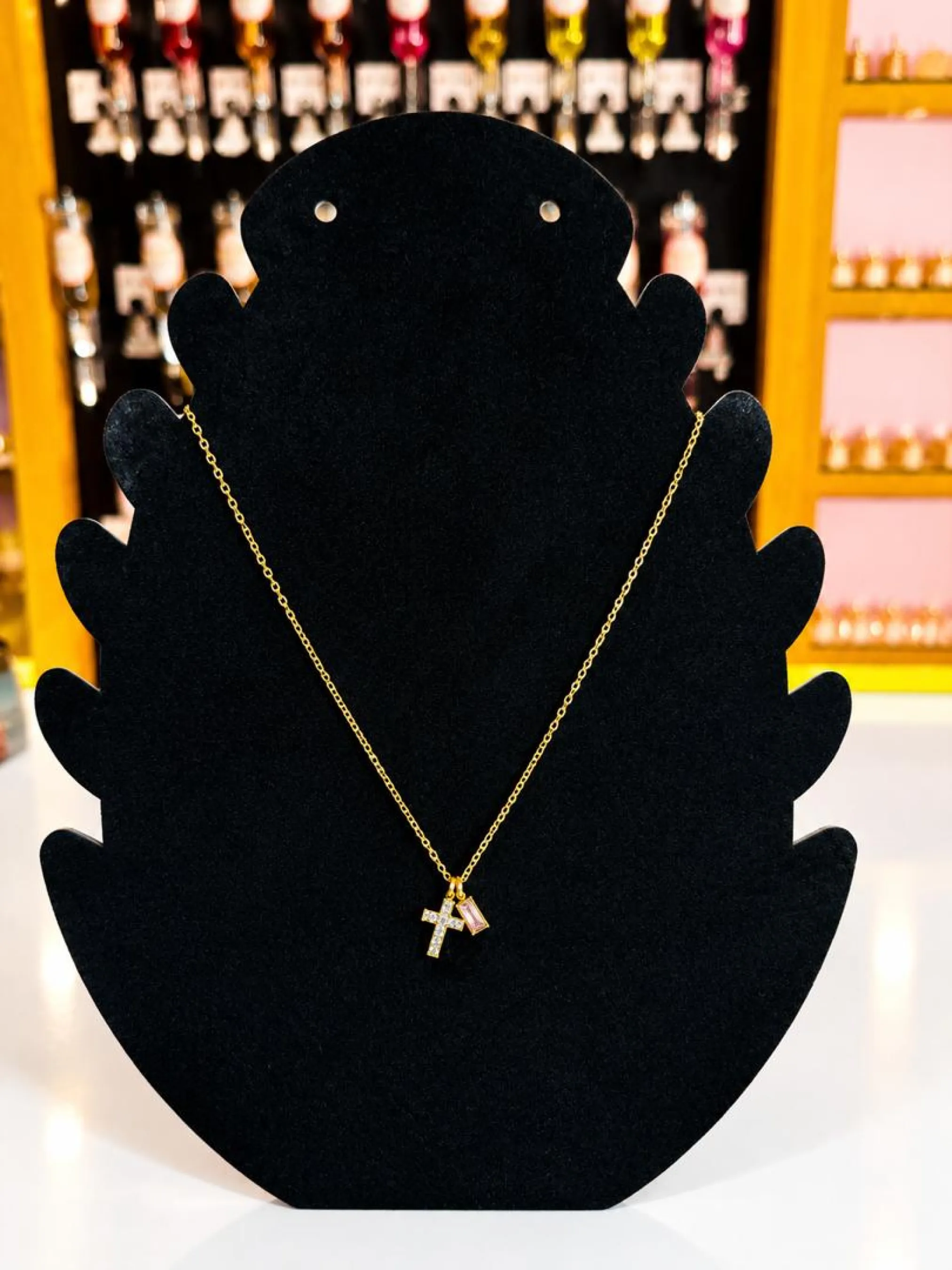 Collier à pendentif en croix cristal
