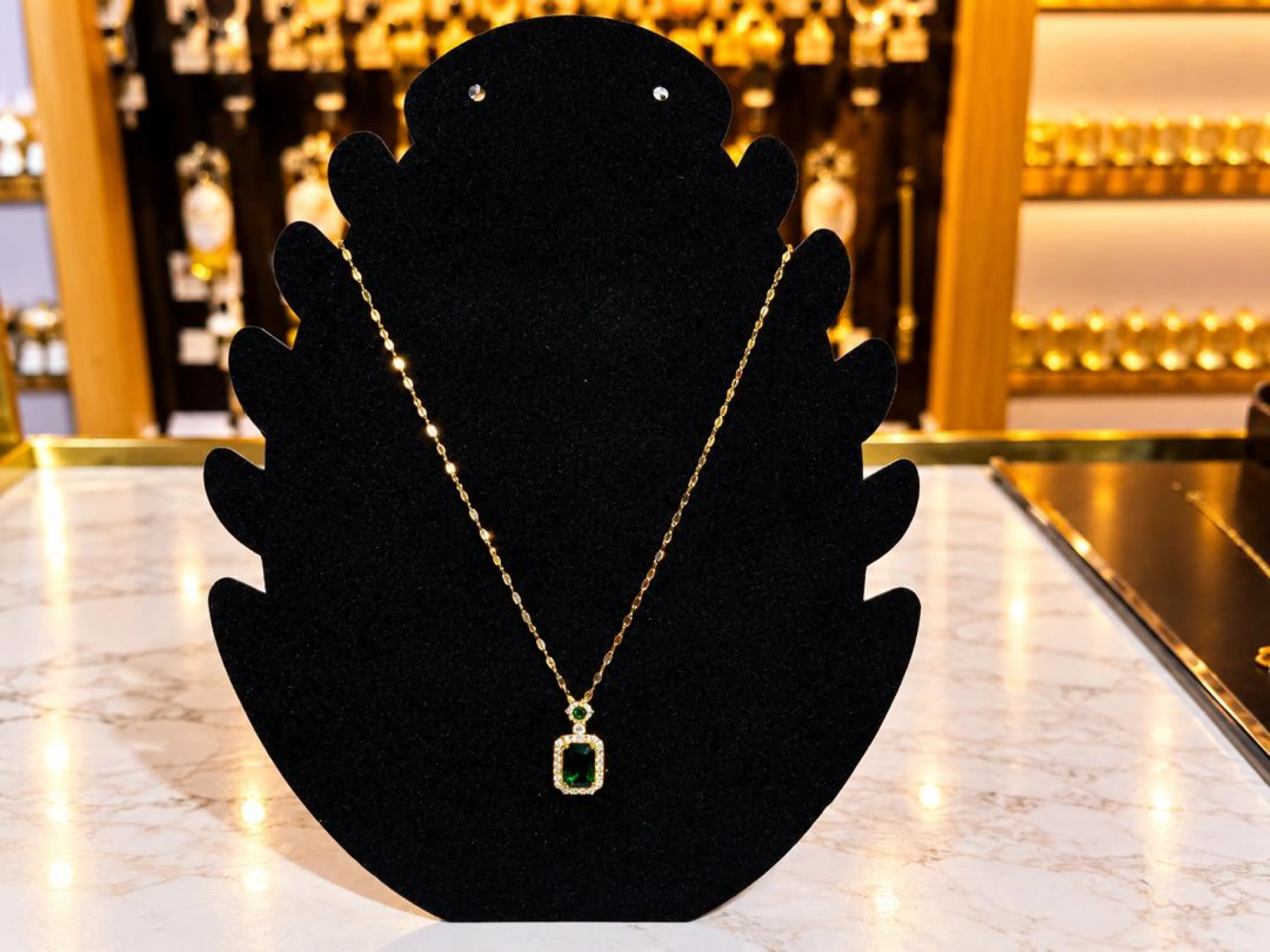Collier doré pierre émeraude