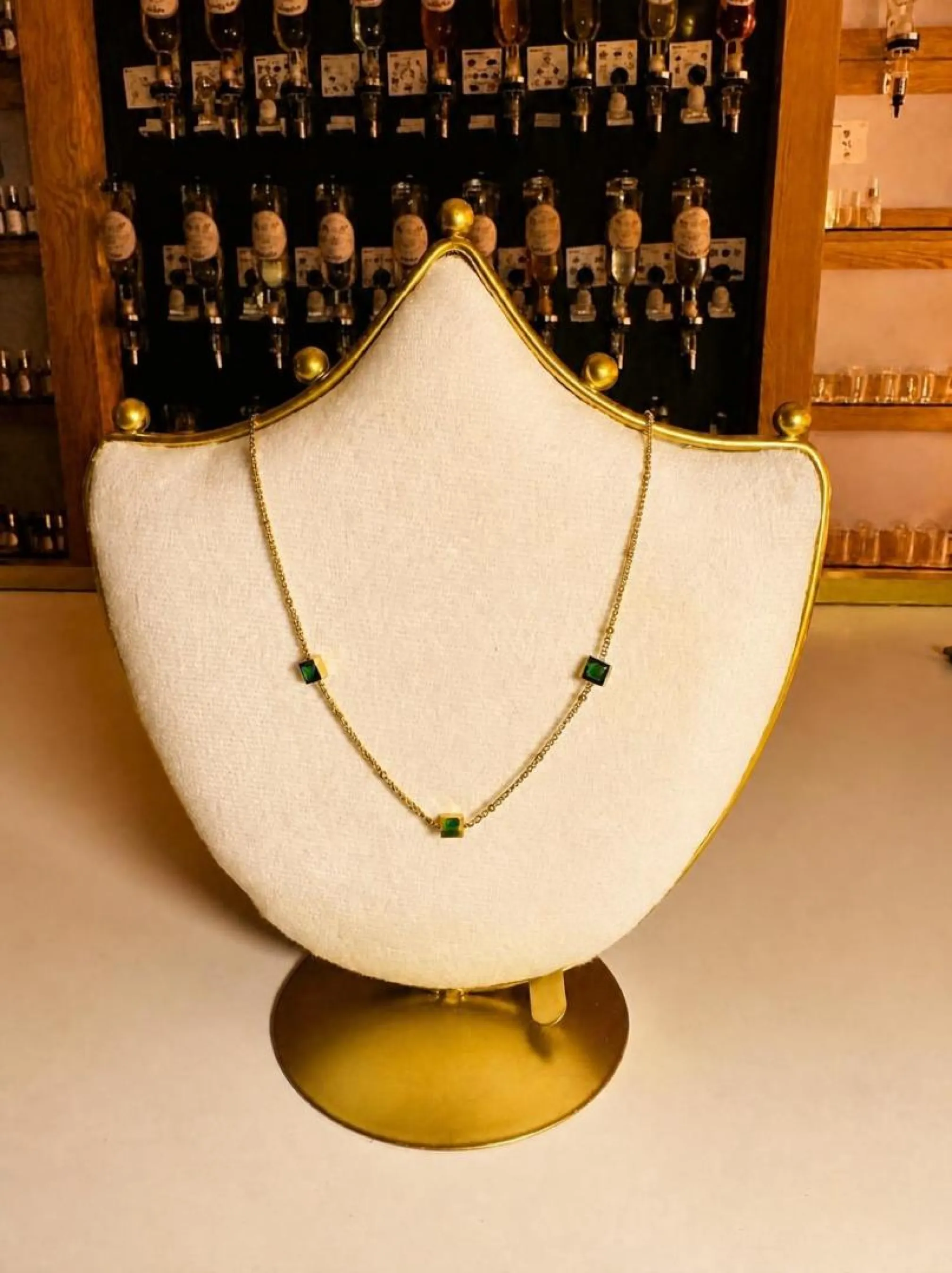 Collier doré 3 émeraudes