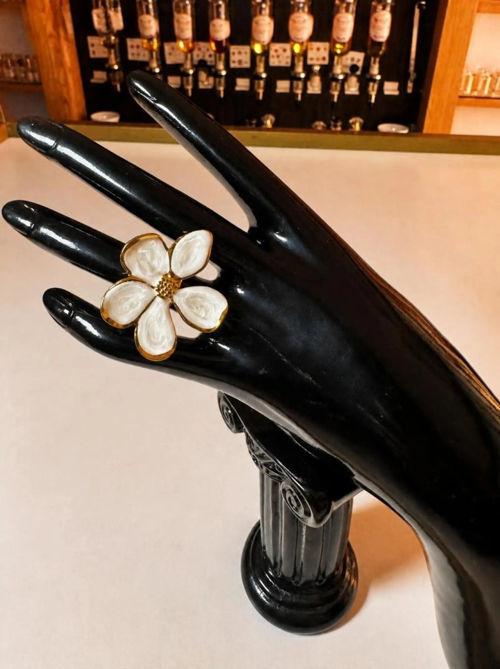 Bague cocktail fleur de nacre