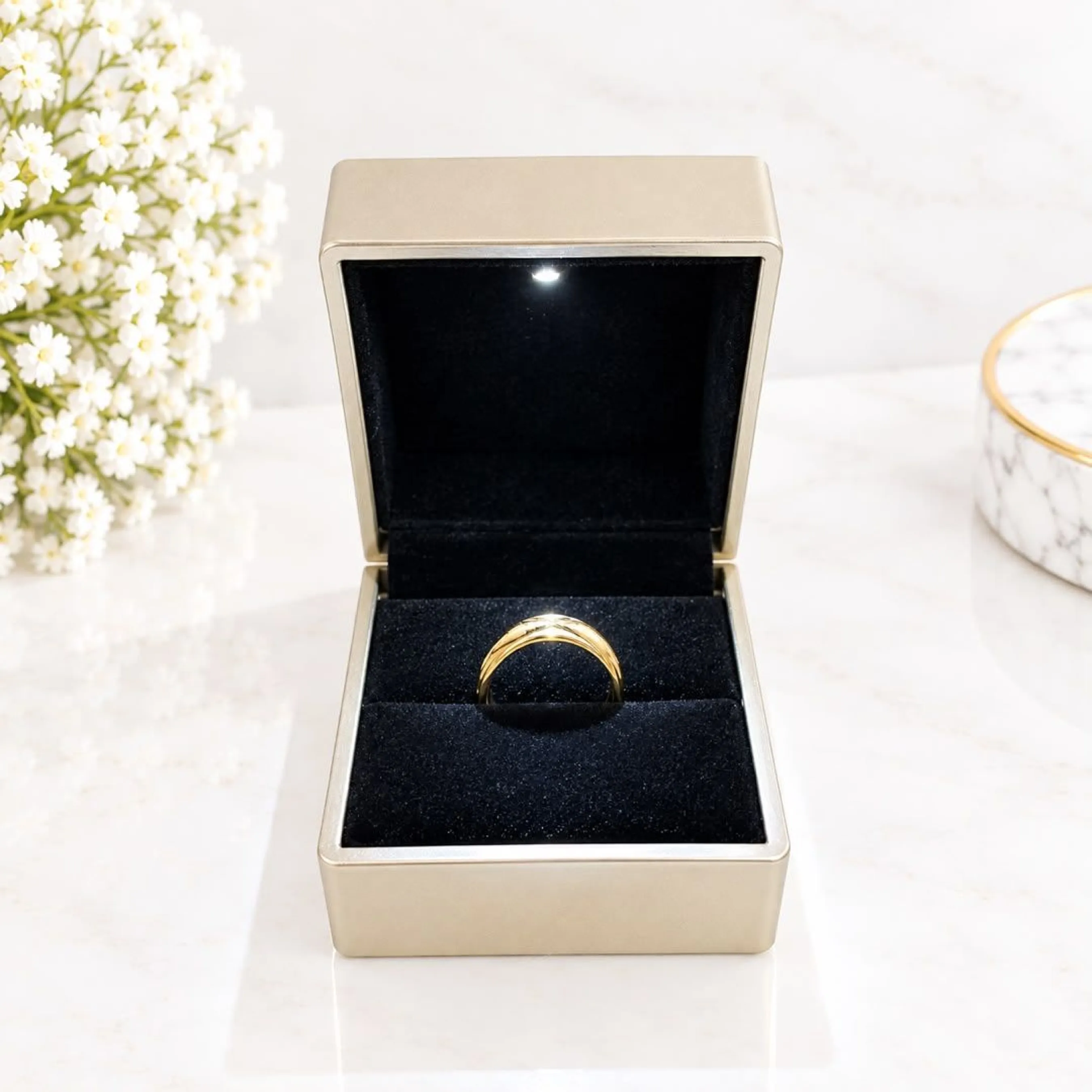 Bague de fiançailles dorée classique + coffret