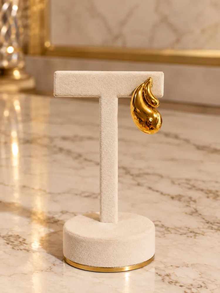 Boucle d'oreille dorée griffe de lion