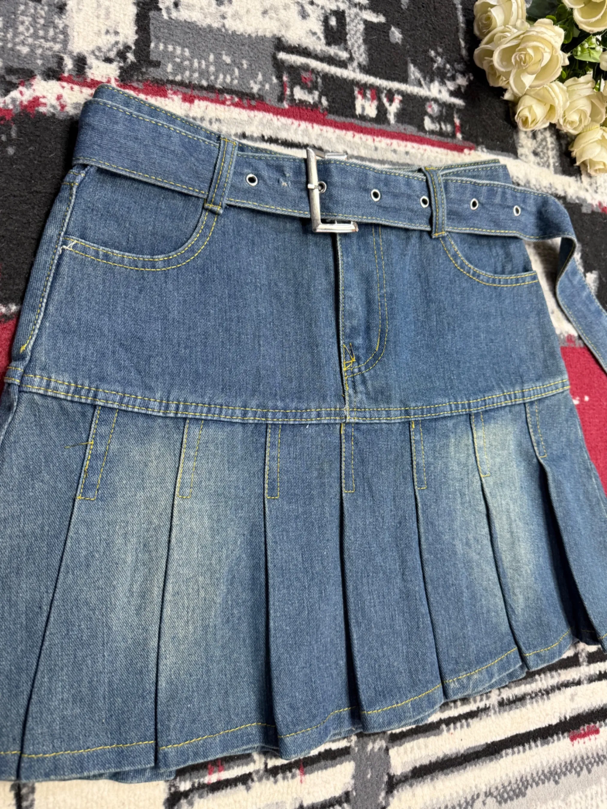 Mini jupe plissée en Jean avec ceinture — vue 3