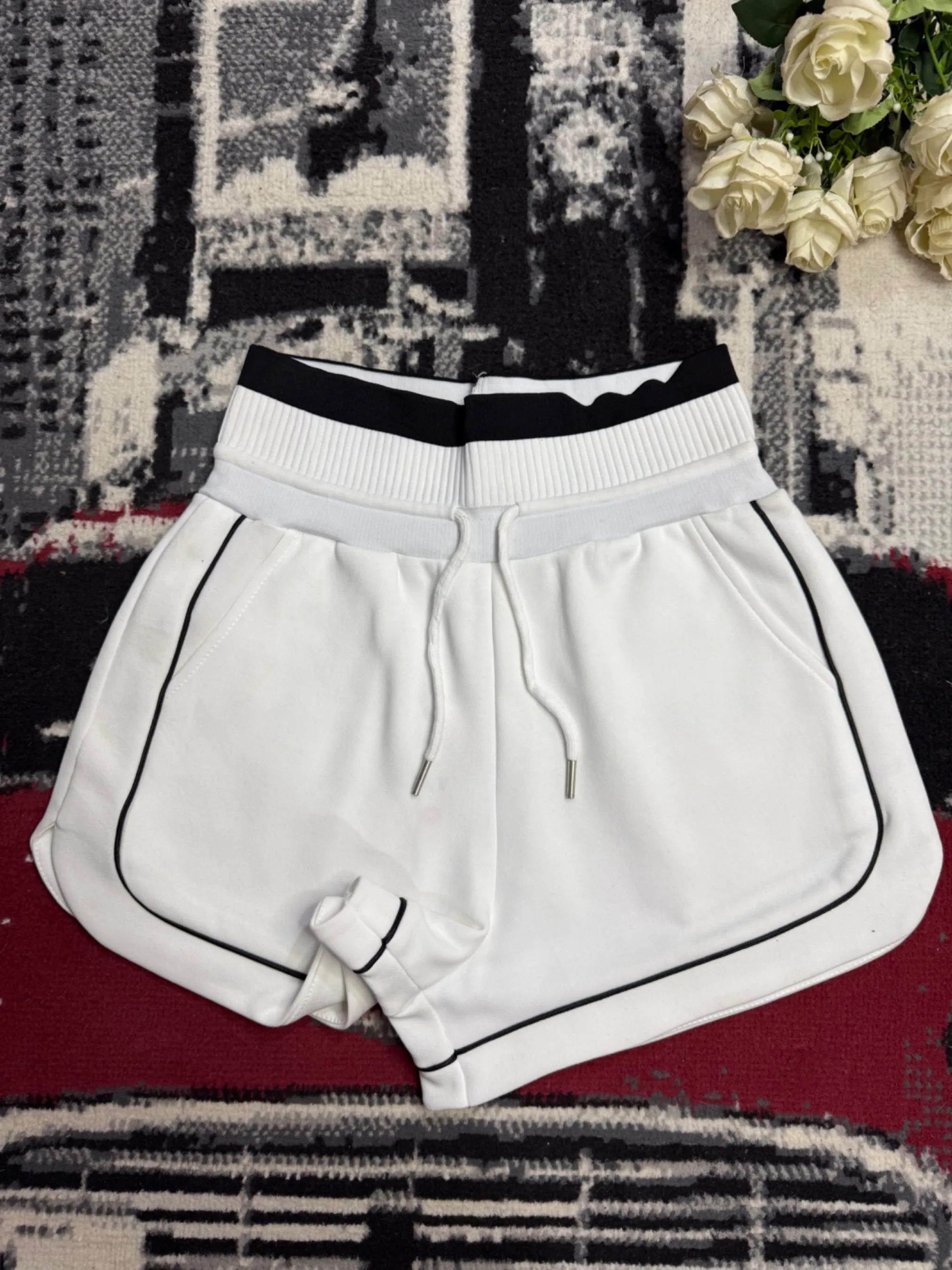 Short blanc sporty chic — vue 3