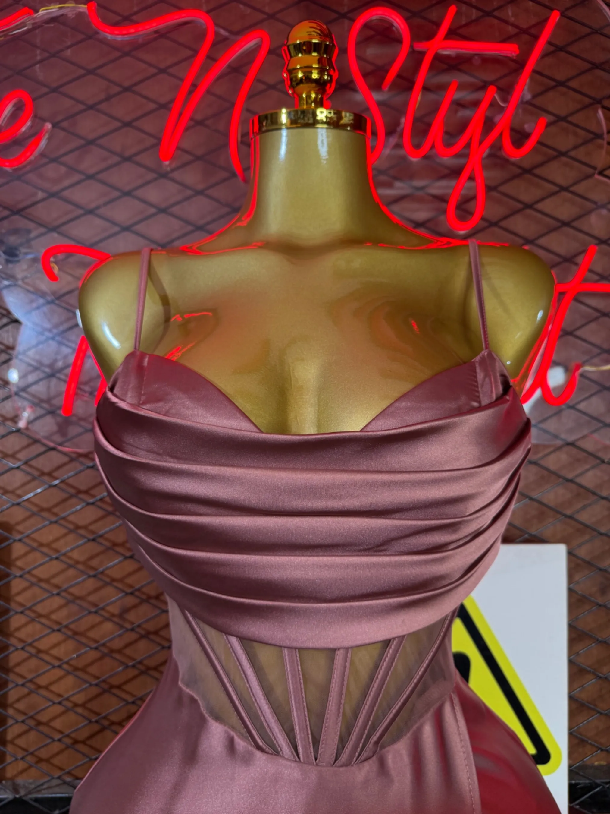 Robe de soirée  corsetée, en satin,à bustier drapé — vue 3