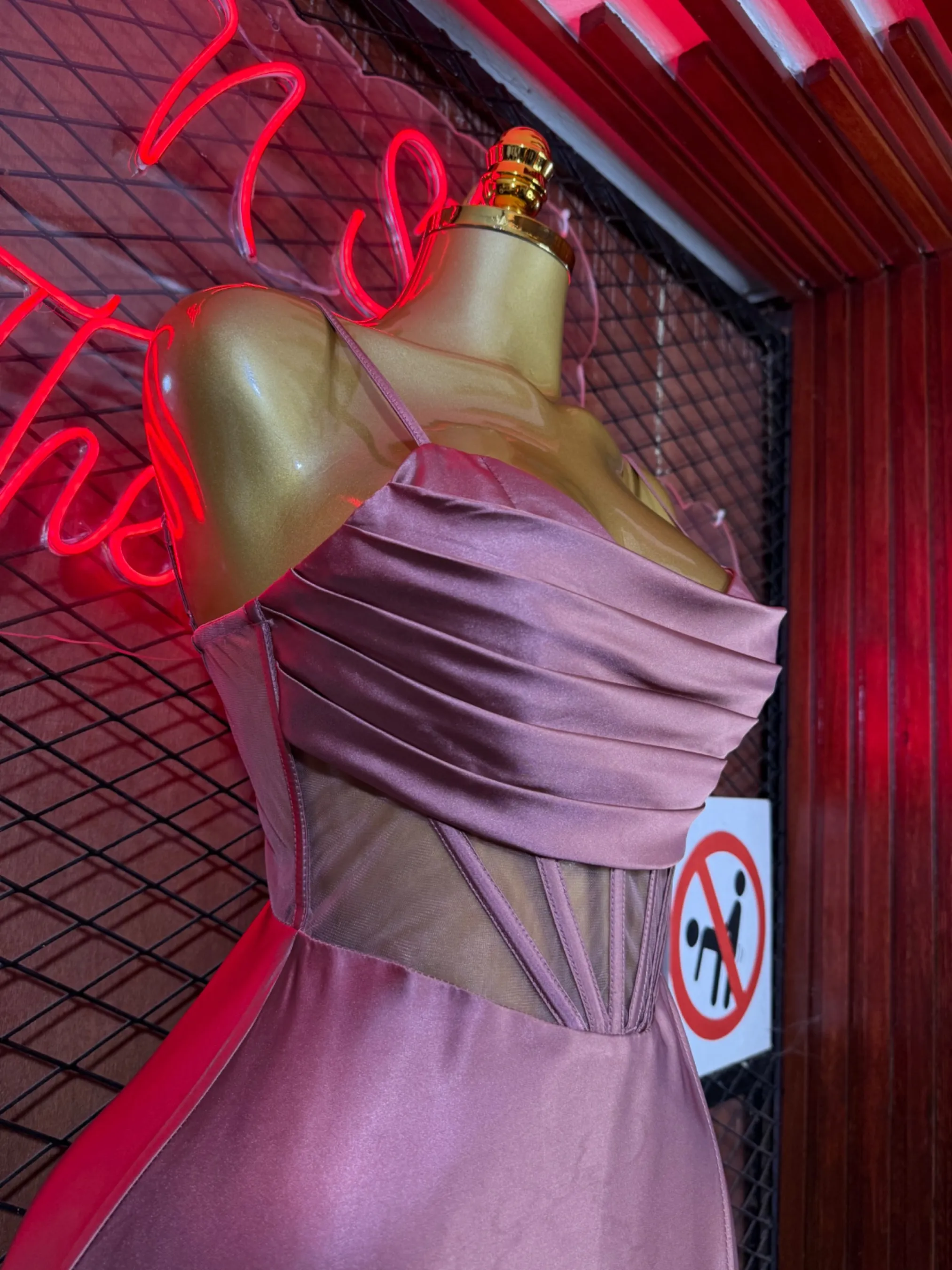 Robe de soirée  corsetée, en satin,à bustier drapé — vue 4