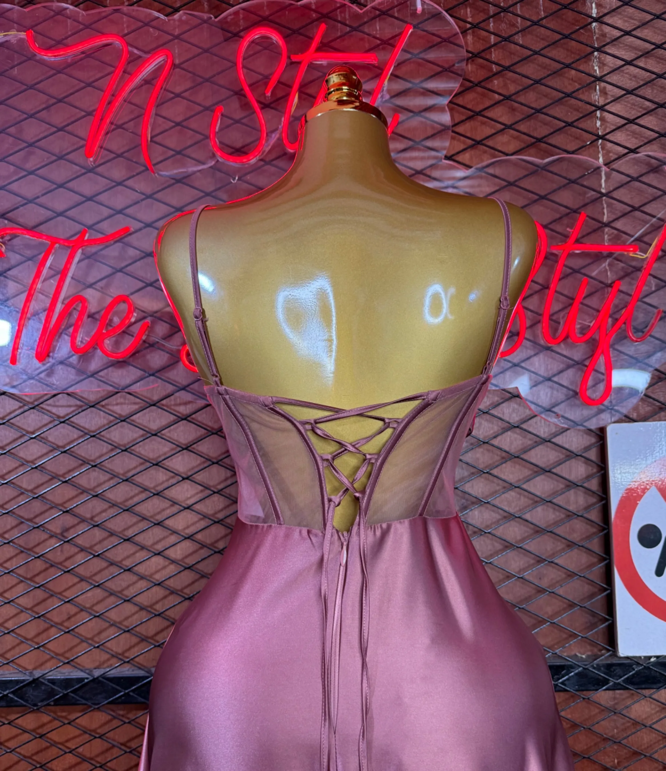 Robe de soirée  corsetée, en satin,à bustier drapé — vue 5
